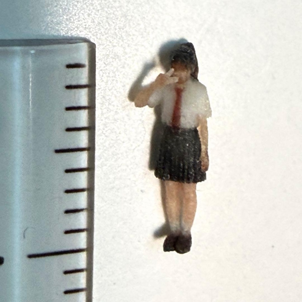 Nゲージ 3994 フィギュア リアルフィギュア 女子高生 ピース 制服 完成品 鉄道模型 ジオラマ ミニチュアイメージ レイアウト
