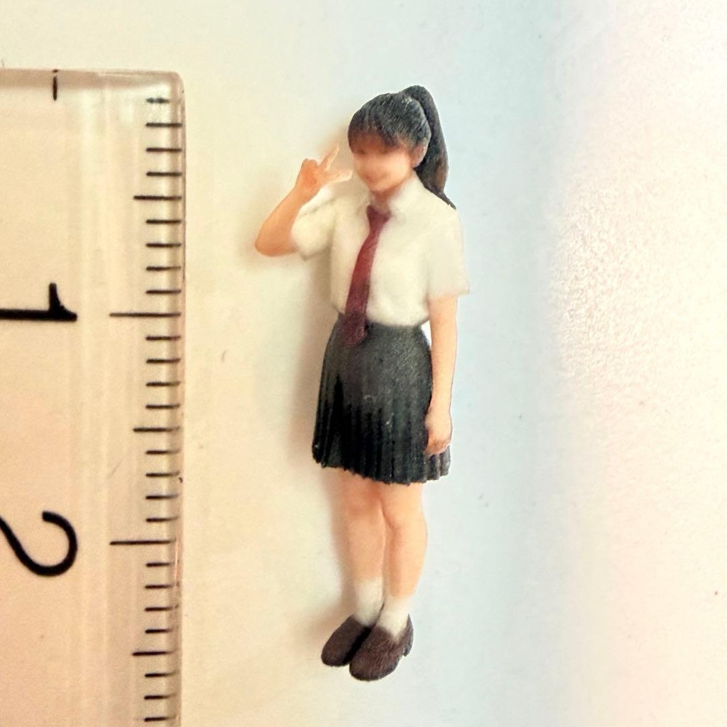 1/64 3994 女子高生 ピース 制服 フィギュア リアルフィギュア 3Dフィギュア 完成品 トミカに ミニカーに ジオラマに ミニチュア ミニチュアイメージ