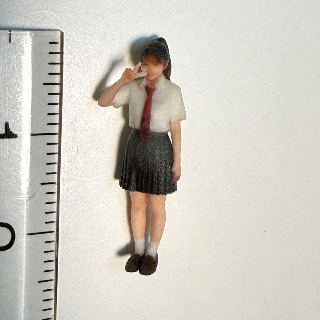 1/64 3994 女子高生 ピース 制服 フィギュア リアルフィギュア 3Dフィギュア 完成品 トミカに ミニカーに ジオラマに ミニチュア ミニチュアイメージ