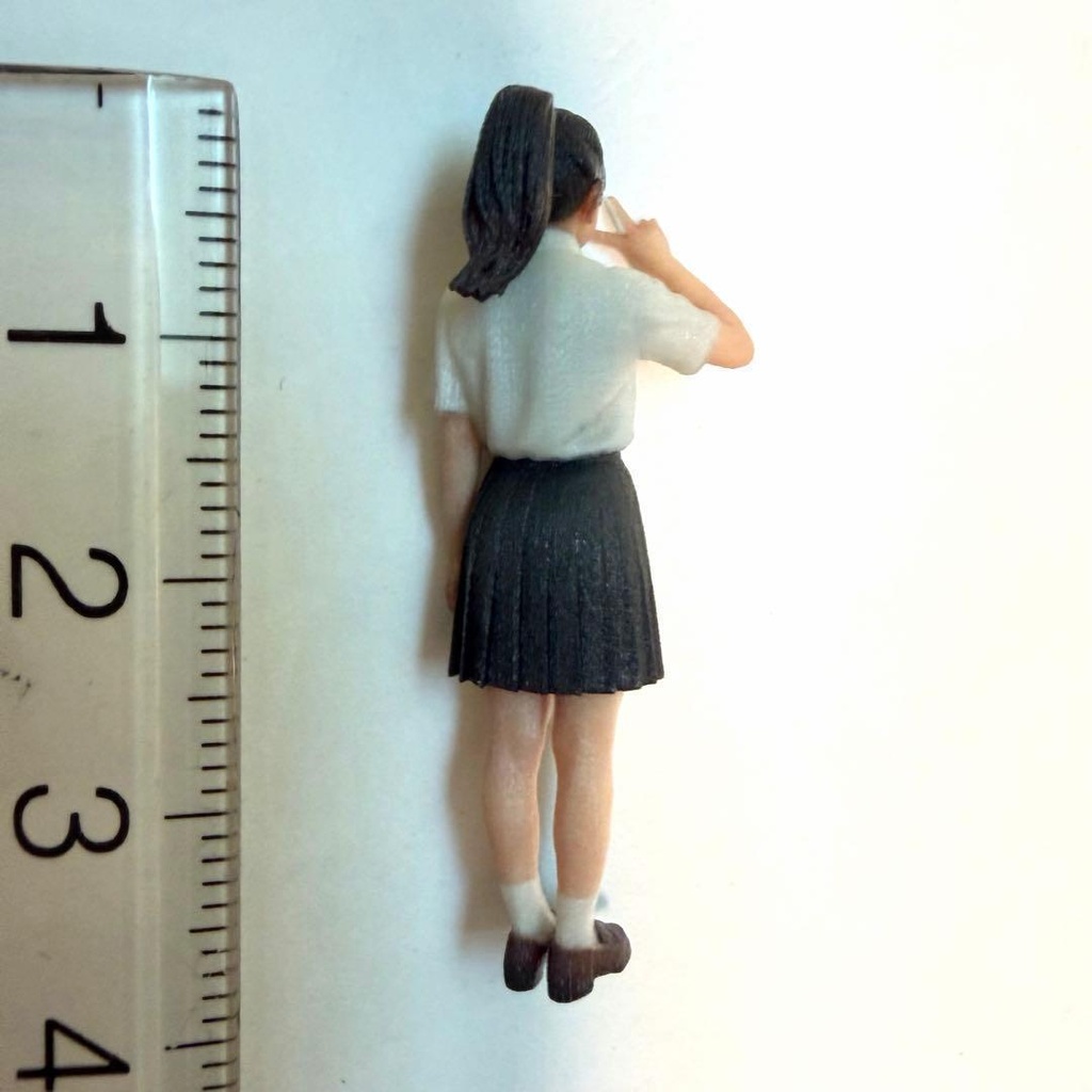1/43 3994 女子高生 ピース 制服 フィギュア 完成品 リアルフィギュア 3Dフィギュア ミニチュア ミニカー ジオラマ 住宅模型 ミニチュアイメージ