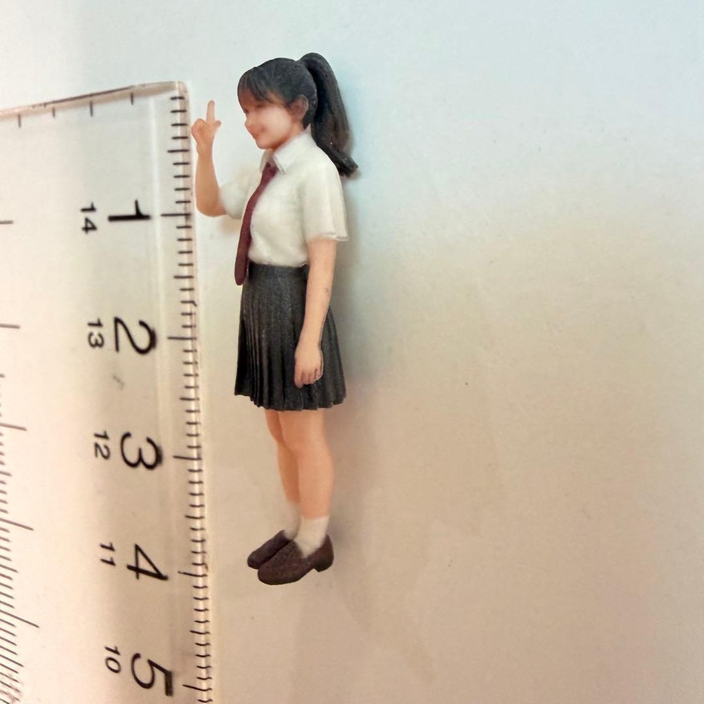 1/43 3994 女子高生 ピース 制服 フィギュア 完成品 リアルフィギュア 3Dフィギュア ミニチュア ミニカー ジオラマ 住宅模型 ミニチュアイメージ