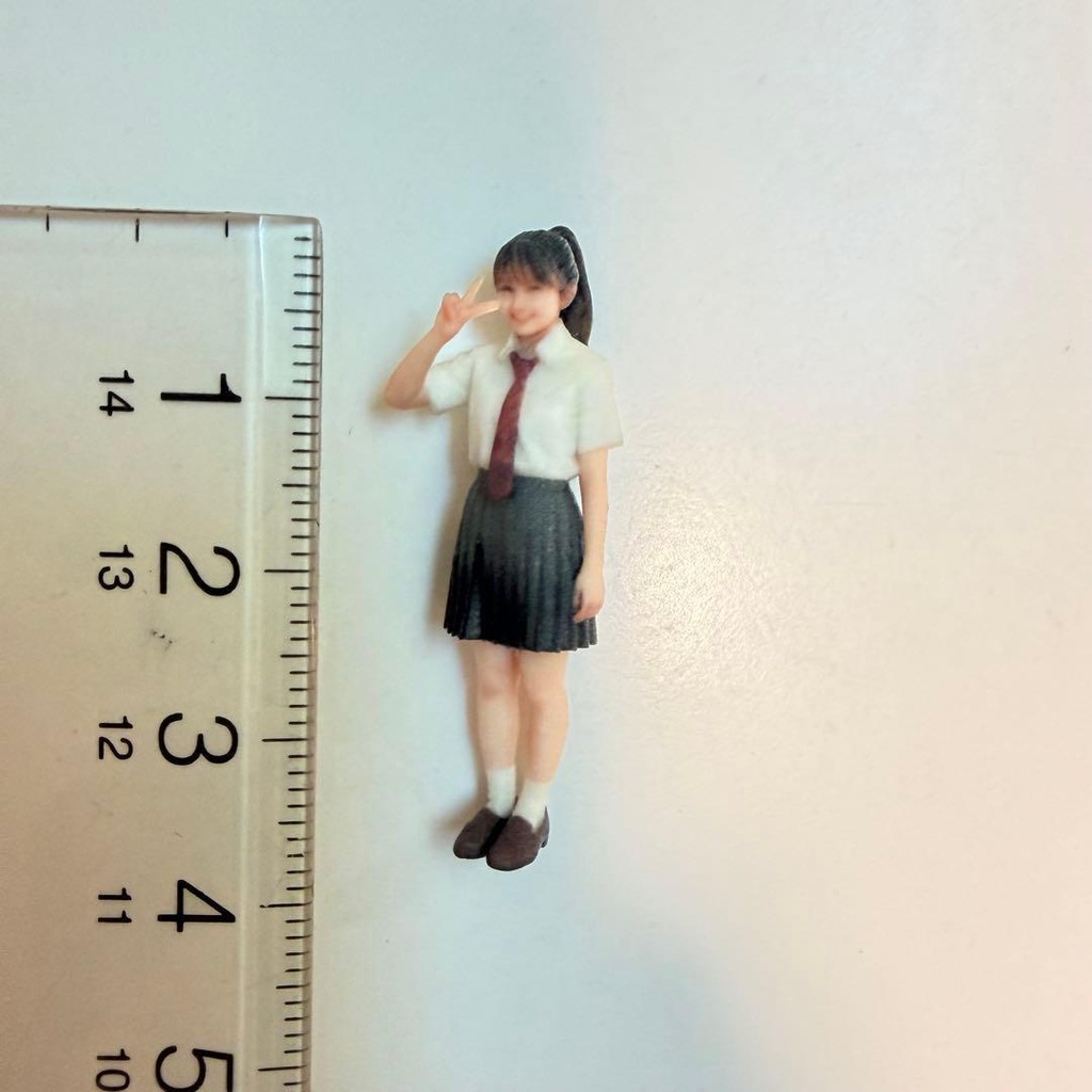 1/43 3994 女子高生 ピース 制服 フィギュア 完成品 リアルフィギュア 3Dフィギュア ミニチュア ミニカー ジオラマ 住宅模型 ミニチュアイメージ