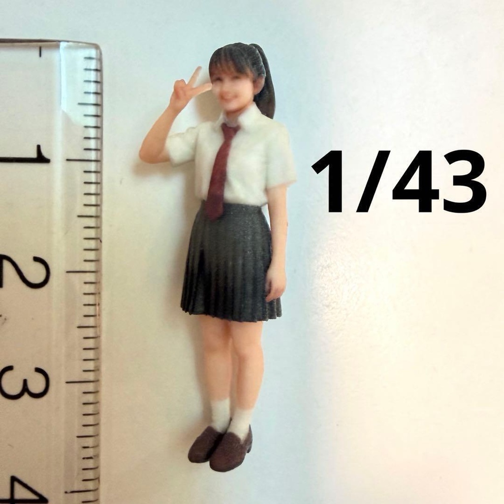 1/43 3994 女子高生 ピース 制服 フィギュア 完成品 リアルフィギュア 3Dフィギュア ミニチュア ミニカー ジオラマ 住宅模型 ミニチュアイメージ