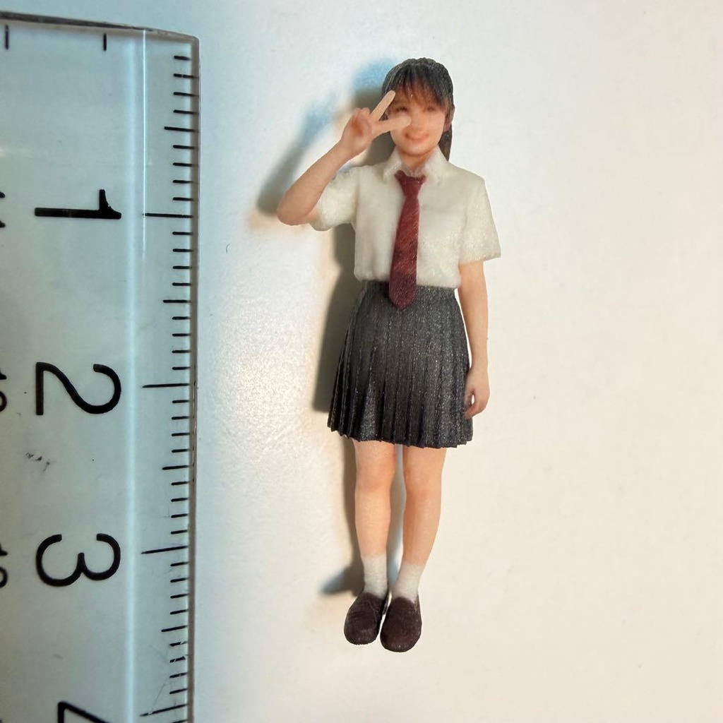 1/43 3994 女子高生 ピース 制服 フィギュア 完成品 リアルフィギュア 3Dフィギュア ミニチュア ミニカー ジオラマ 住宅模型 ミニチュアイメージ