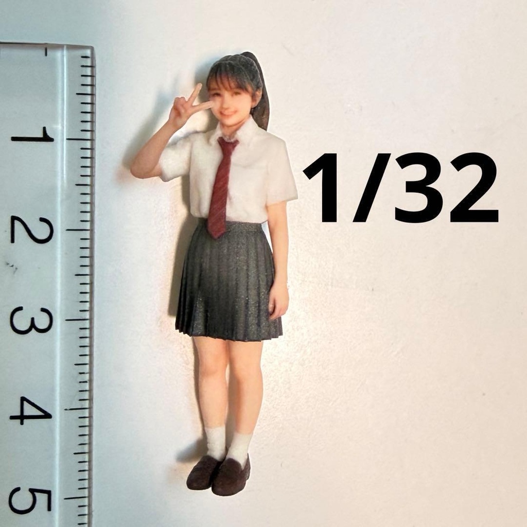 1/32 3994 女子高生　ピース　制服　フィギュア　リアルフィギュア　３Dフィギュア　完成品　ミニチュア　ミニカー　ジオラマに　ミニチュアイメージ