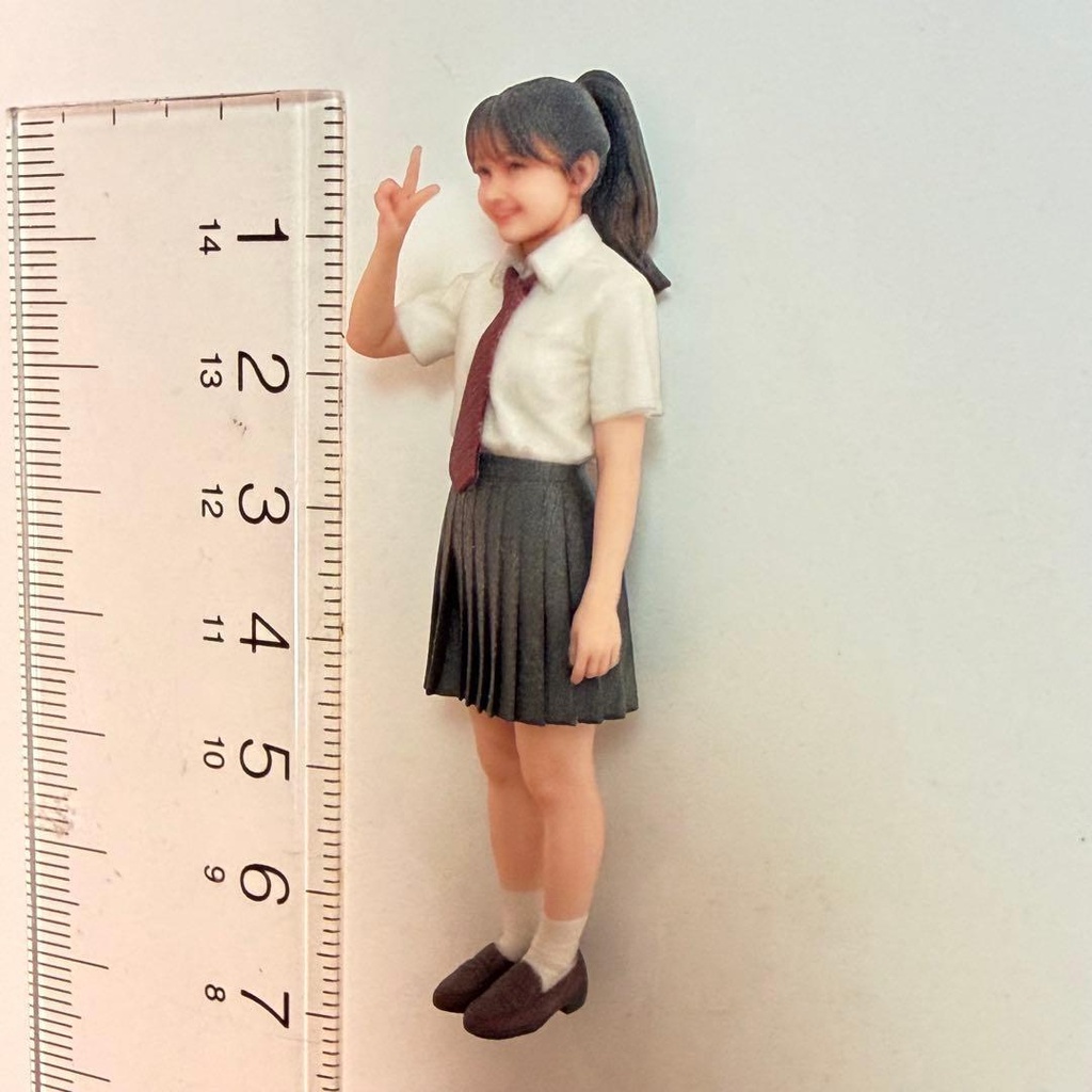 1/24 3994 女子高生 ピース 制服 フィギュア 完成品 リアルフィギュア ミニチュア ミニカー ジオラマに ミニチュアイメージ 3Dフィギュア