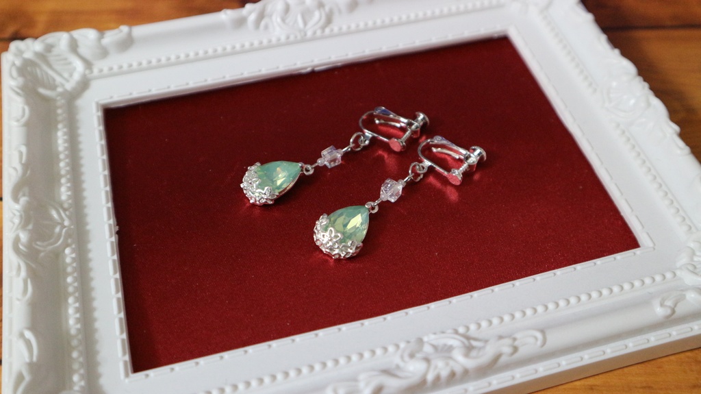 【創作】しずく型イヤリング【薄黄緑】