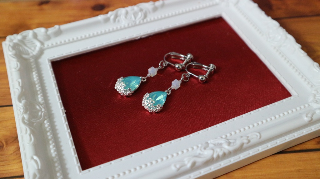 【創作】しずく型イヤリング【白水色】