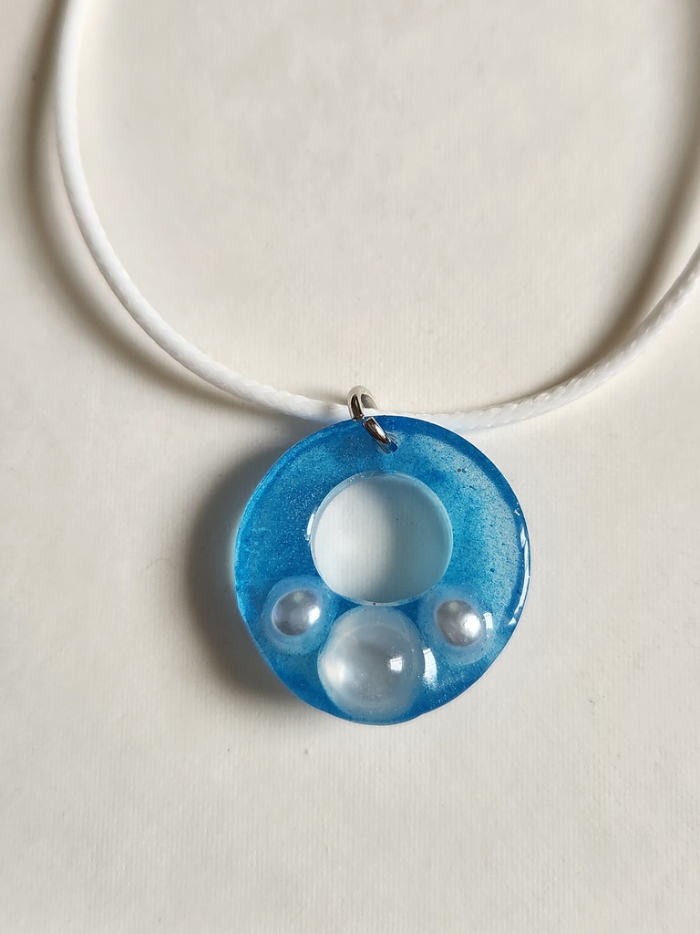 青いネックレス