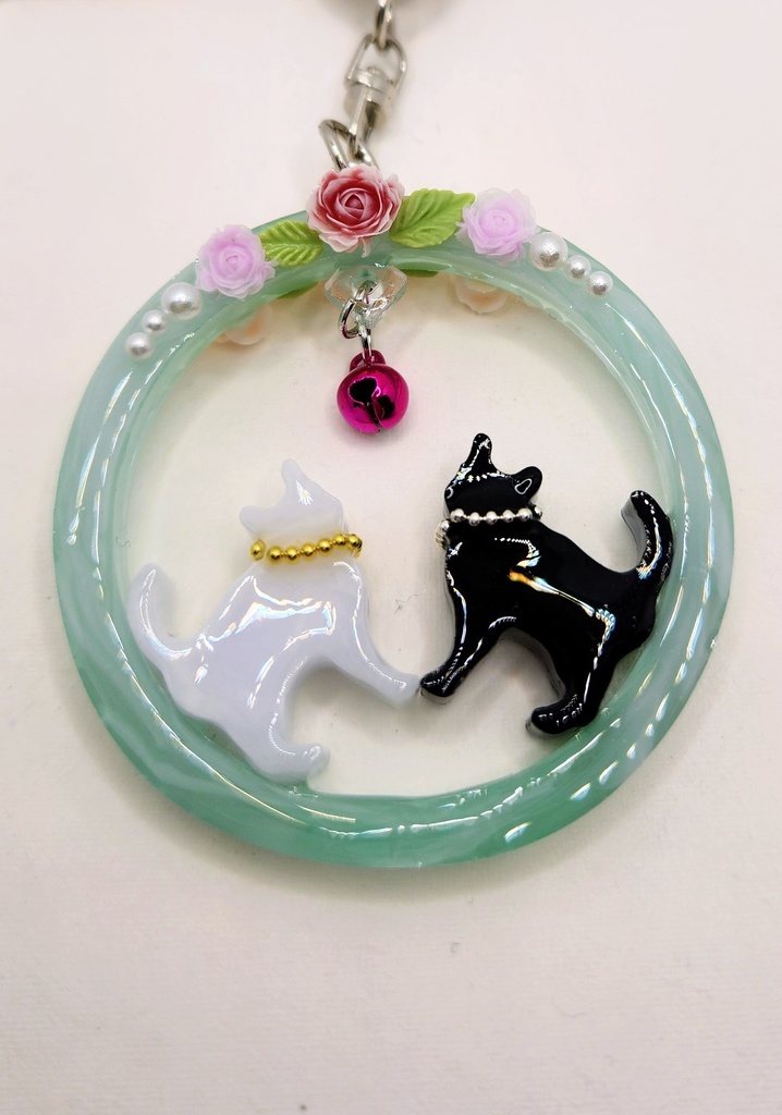 レジン 黒猫白猫 キーホルダー