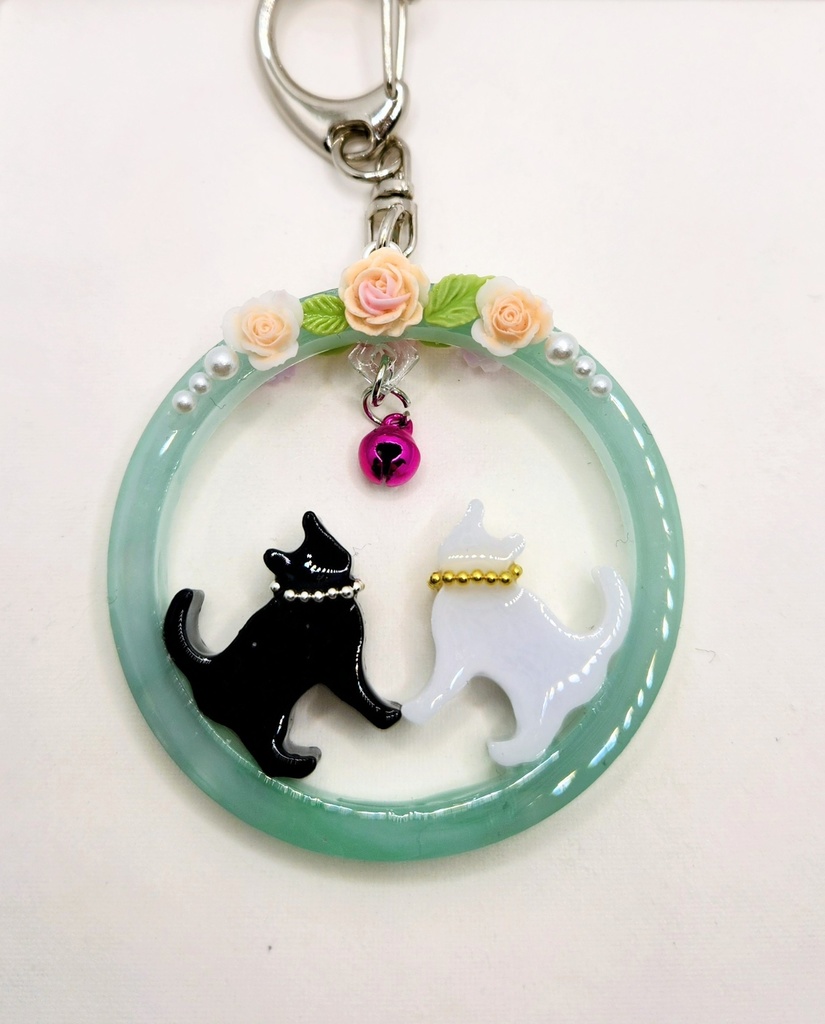 レジン 黒猫白猫 キーホルダー