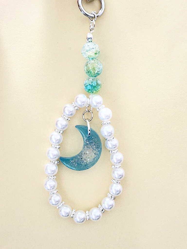 パールビーズと三日月レジンのキーホルダー