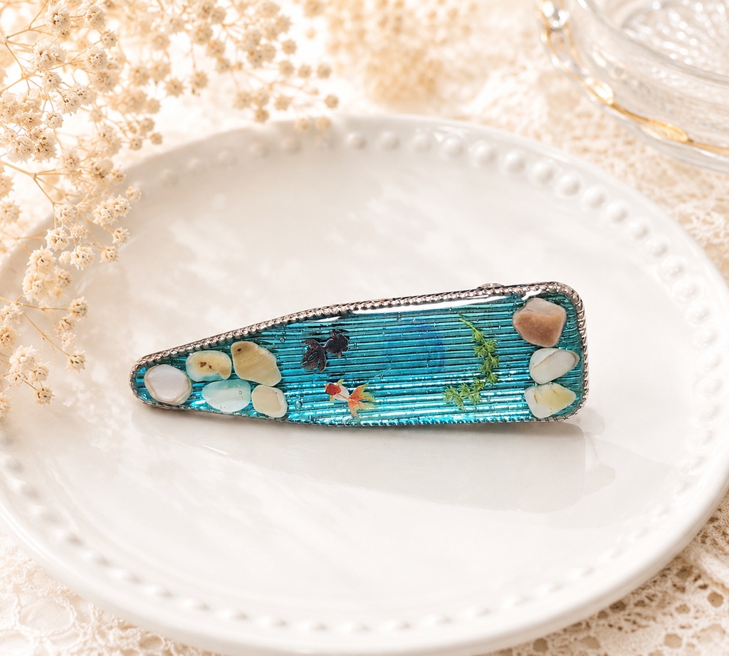 レジン 金魚の泳ぐ水辺ヘアクリップ