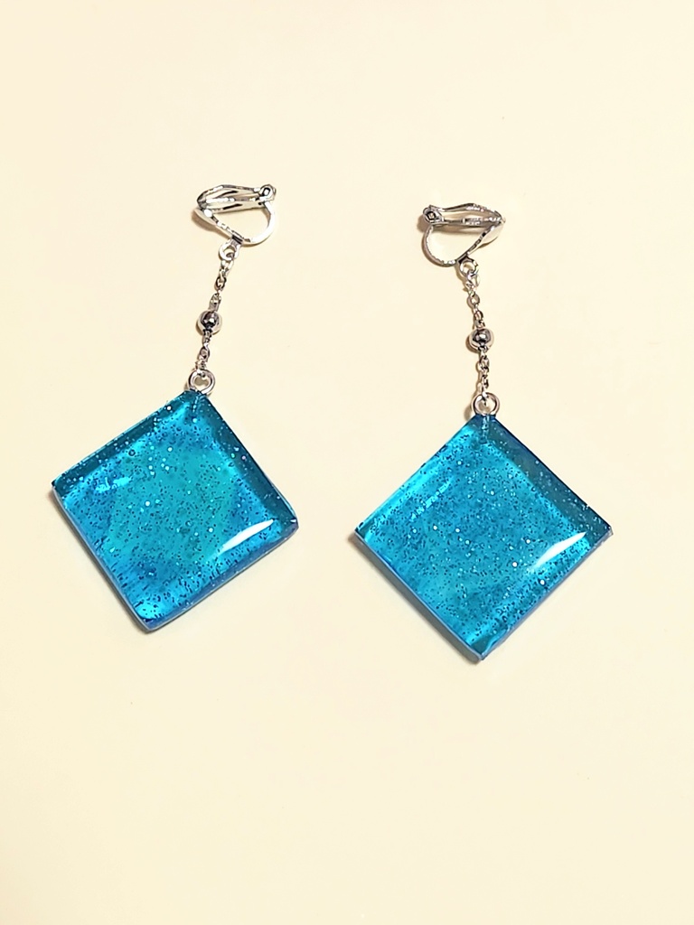 レジン イヤリング 青のきらめき