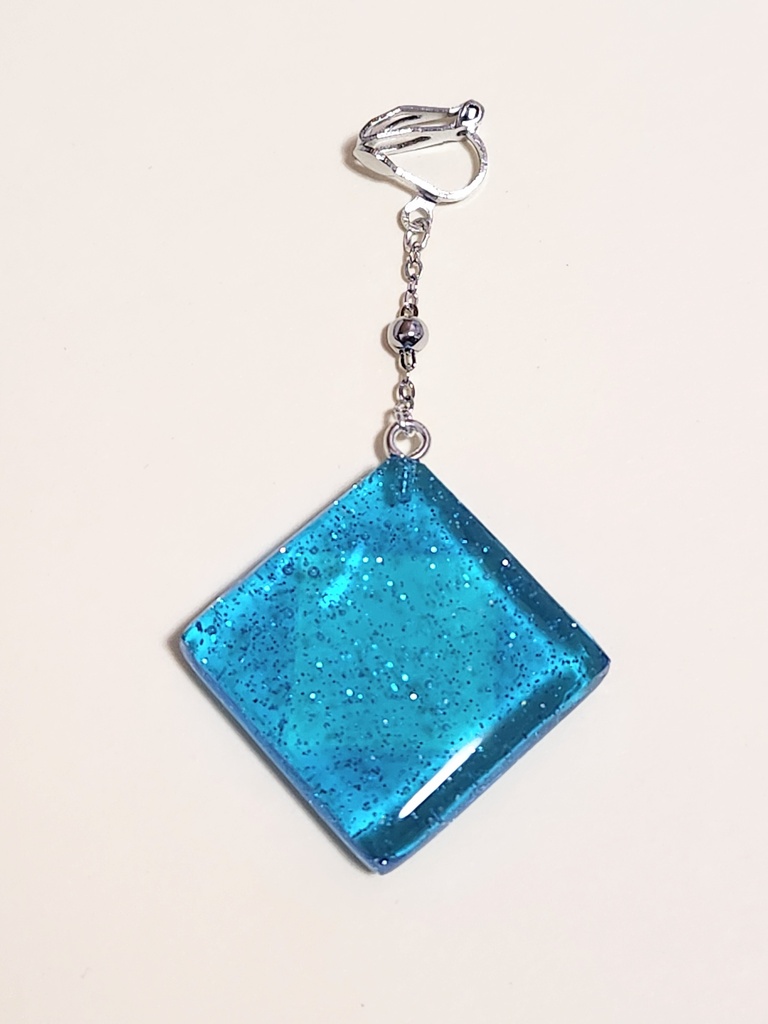 レジン イヤリング 青のきらめき