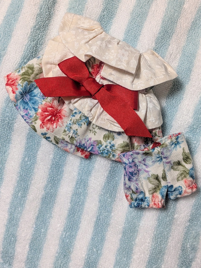 【10~12cmぬい服】クラシカルローズのフリルカラードレス【ハンドメイド】