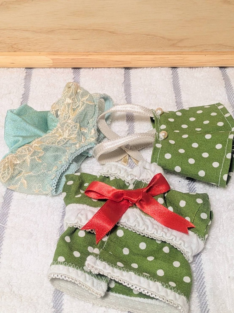 【16cmぬい服】くすみグリーンの2wayドットセットアップ