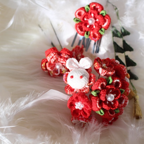 つまみ細工 紅花うさぎ