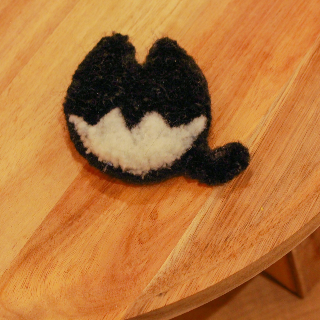 焦凍のカバンについているあの猫ブローチ