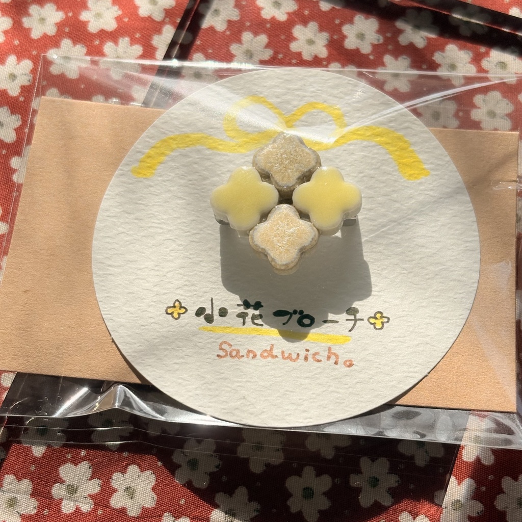 小花ブローチ(美濃焼タイル使用)