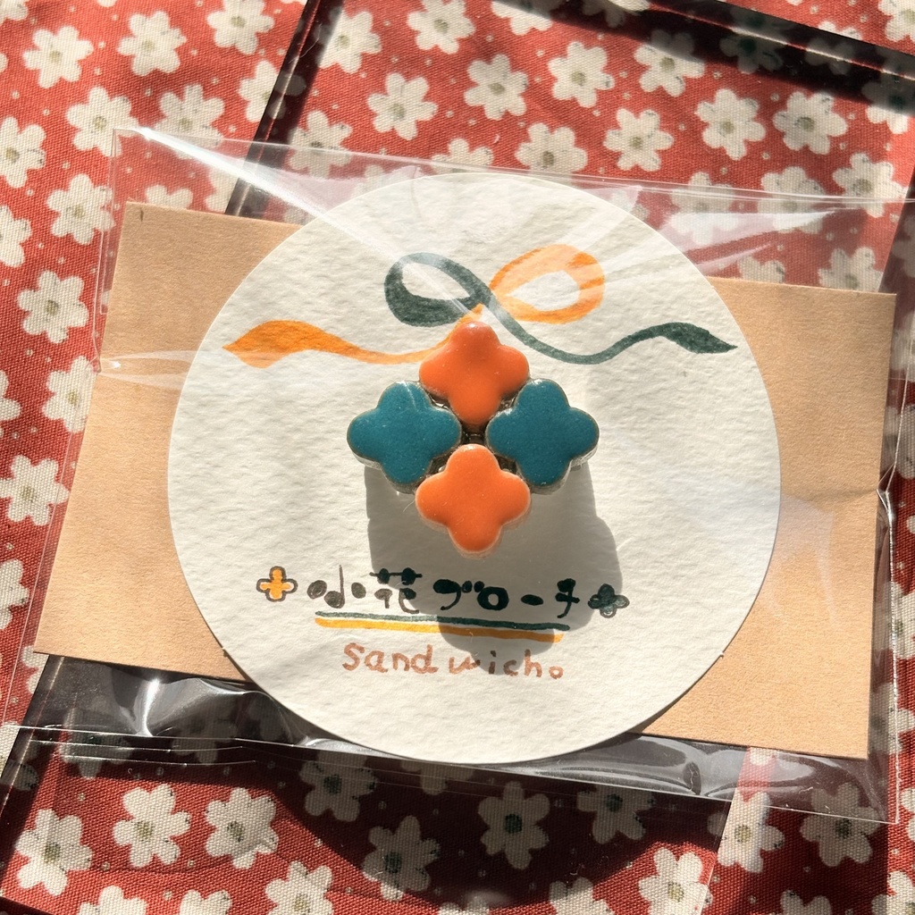 小花ブローチ(美濃焼タイル使用)