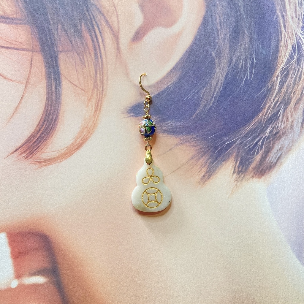 ひょうたんと琵琶のピアス(ホワイト)