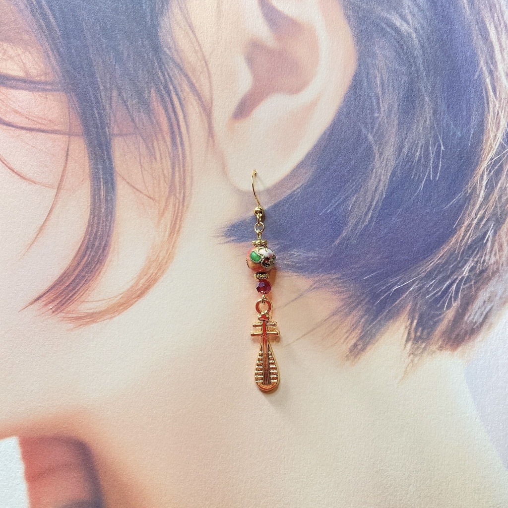 ひょうたんと琵琶のピアス(ホワイト)