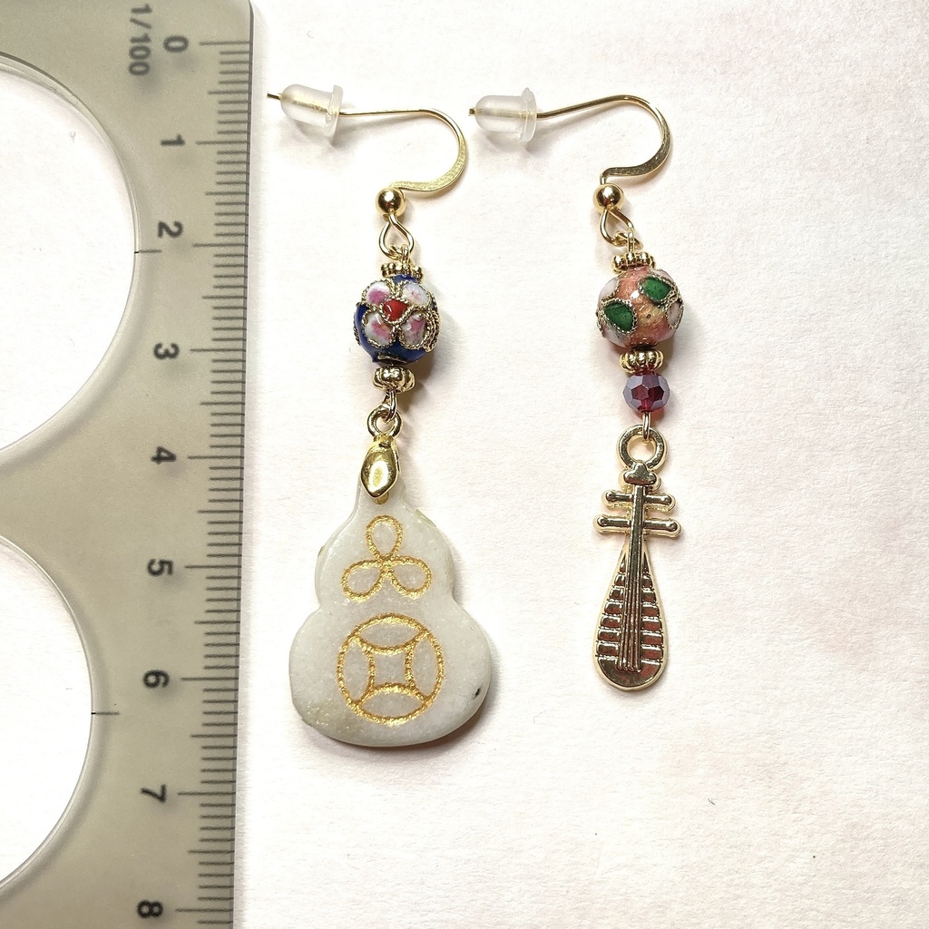 ひょうたんと琵琶のピアス(ホワイト)