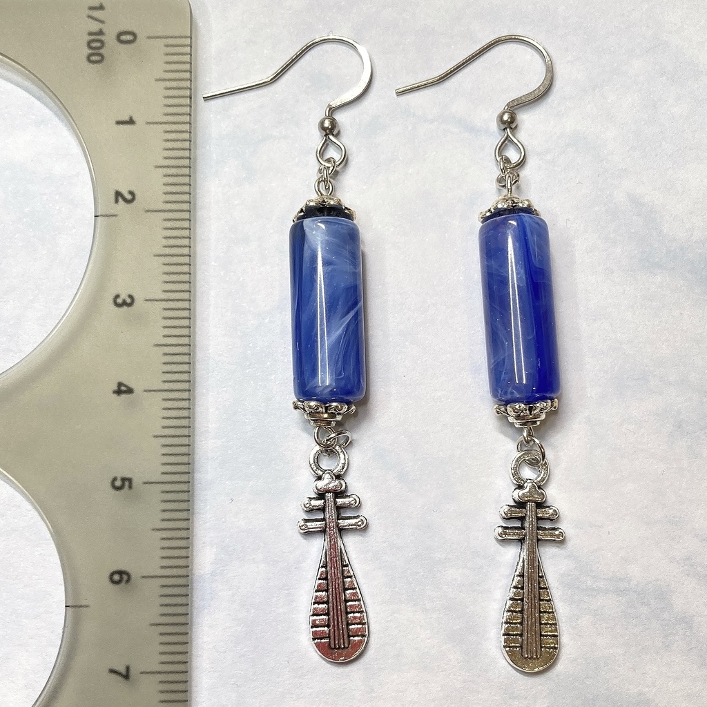 青いビーズと琵琶のピアス