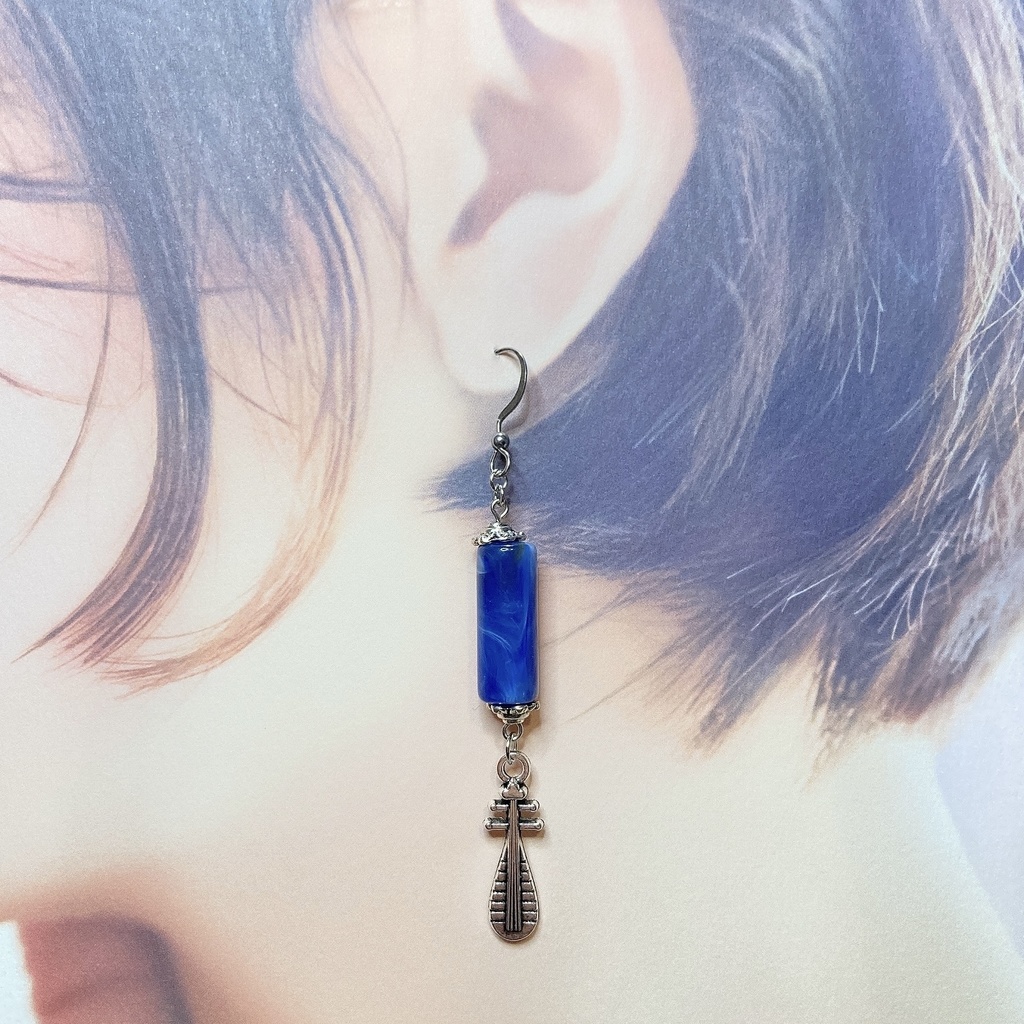 青いビーズと琵琶のピアス