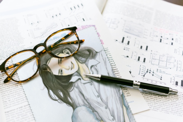 メガネ拭き（『羣青』メガネのほうの女）