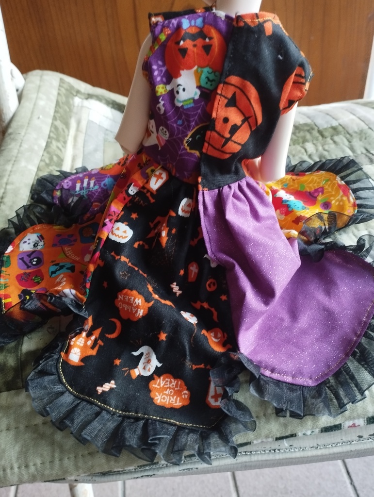 ハロウィンのドレス(40㎝ドール服)