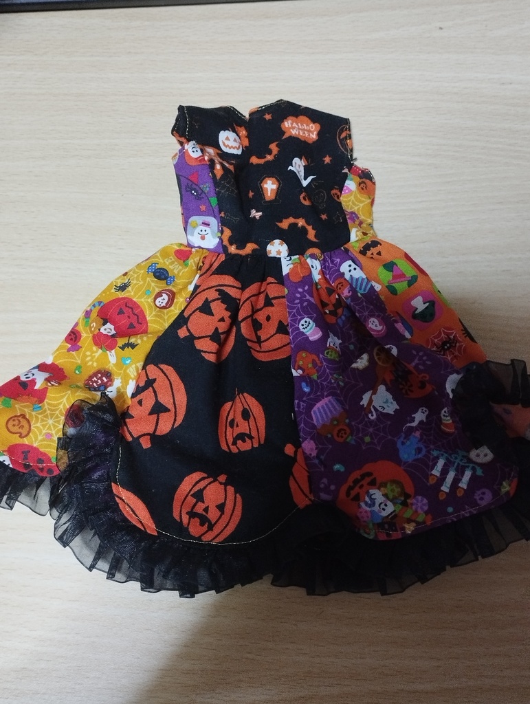 ハロウィンのドレス(40㎝ドール服)