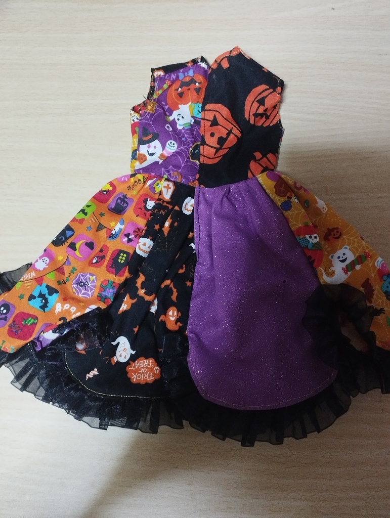 ハロウィンのドレス(40㎝ドール服)