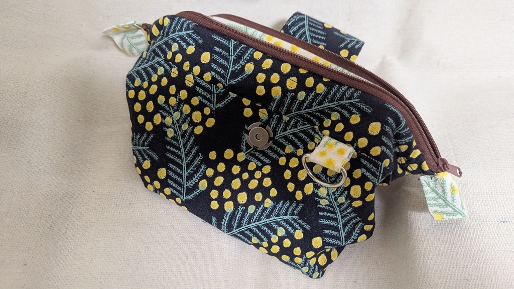 お裁縫歴3週間のオタクが作った会計ポーチ(ミモザ柄)