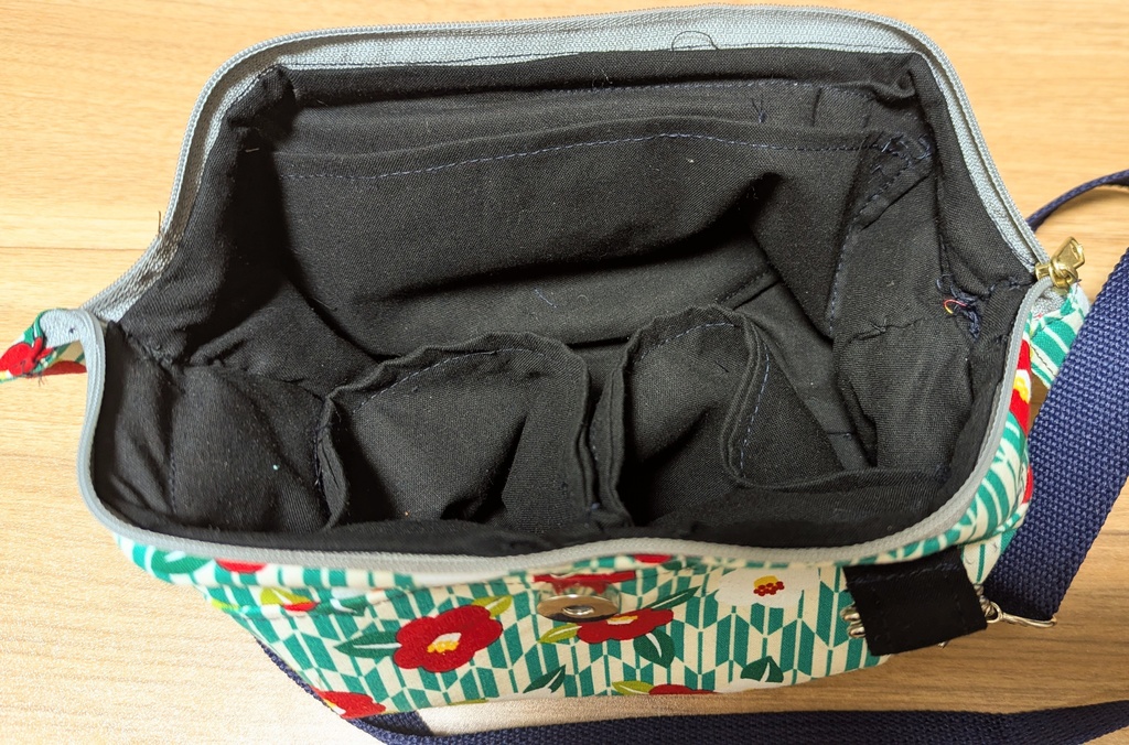 お裁縫歴1ヶ月のオタクが作った会計ポーチ(椿柄)