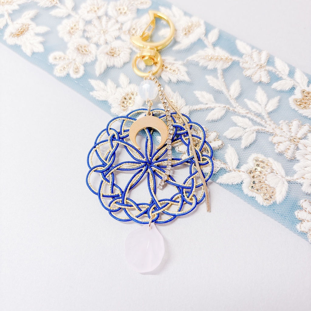 【刀剣乱舞】三日月宗近モチーフのレースキーホルダー