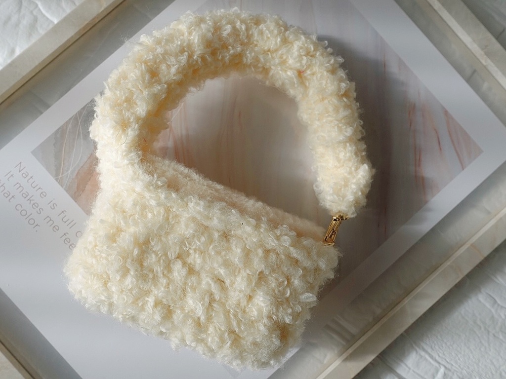 手編みのぬいポーチ(オフホワイト)