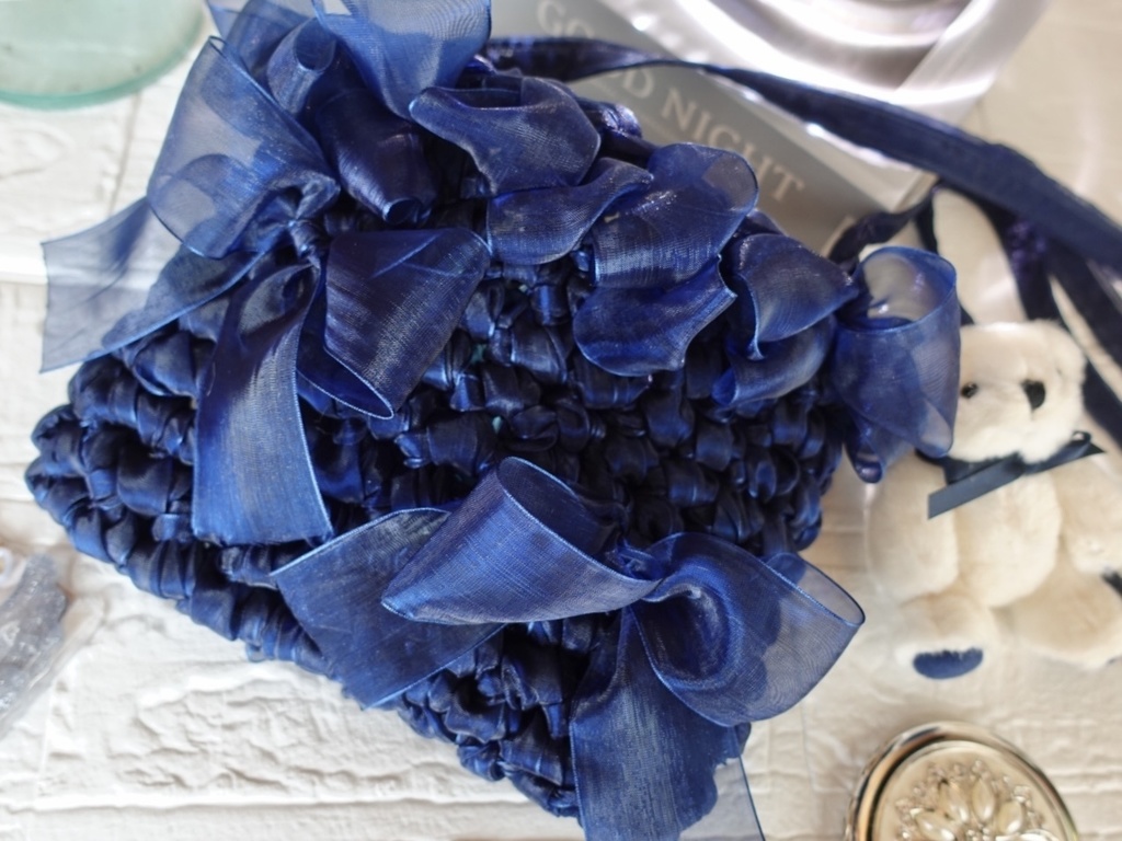 リボンで編んだショルダーバッグ