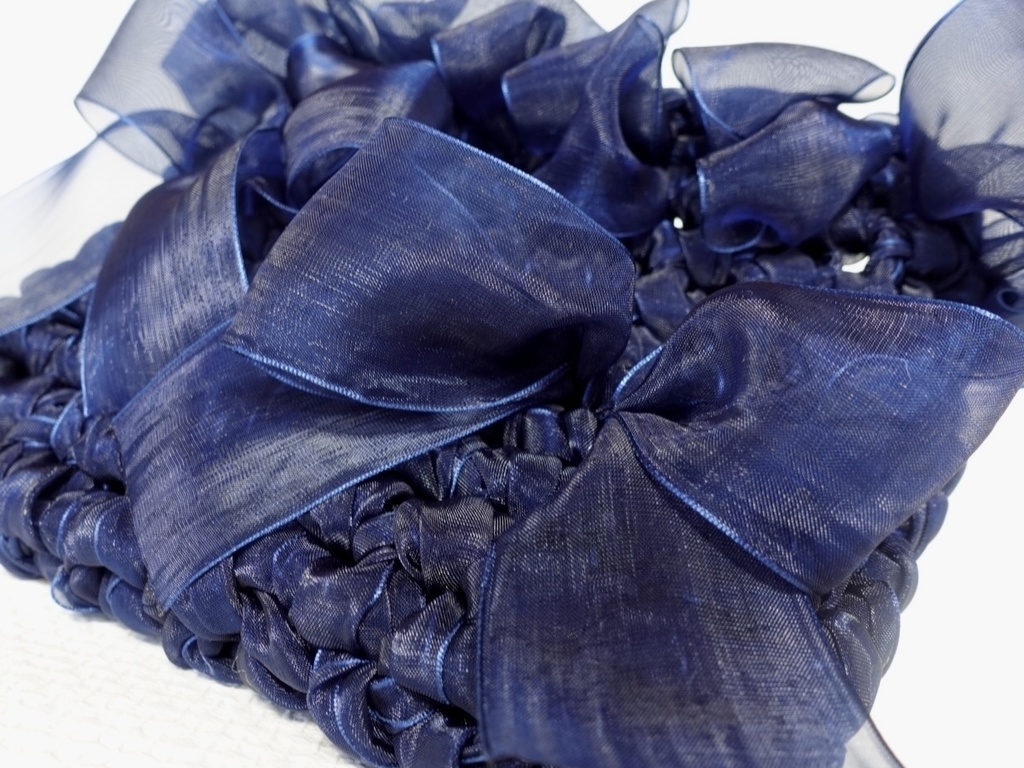 リボンで編んだショルダーバッグ