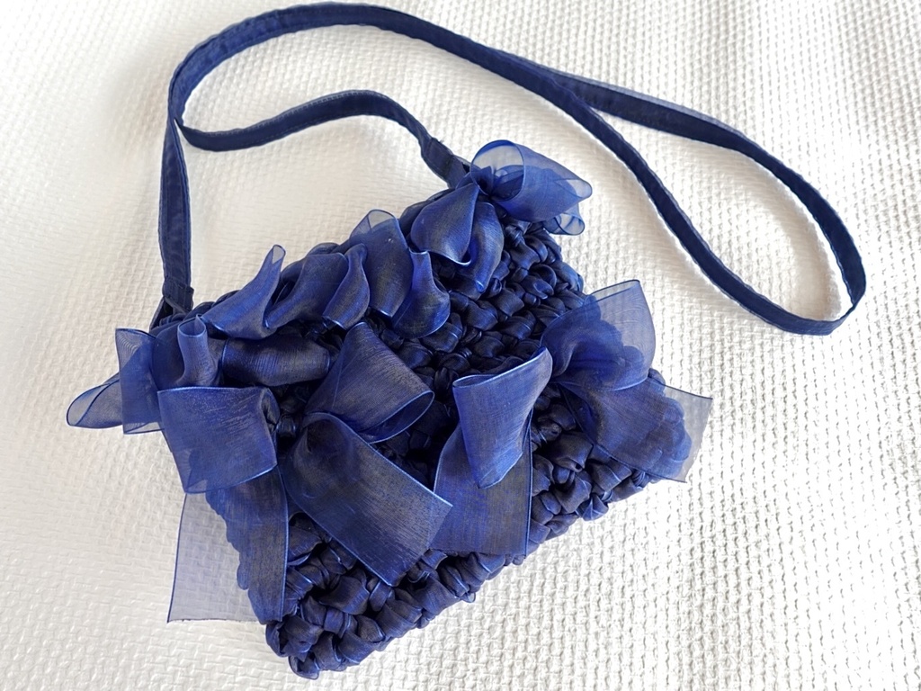 リボンで編んだショルダーバッグ