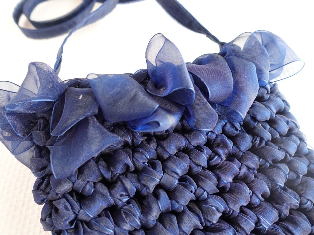 リボンで編んだショルダーバッグ