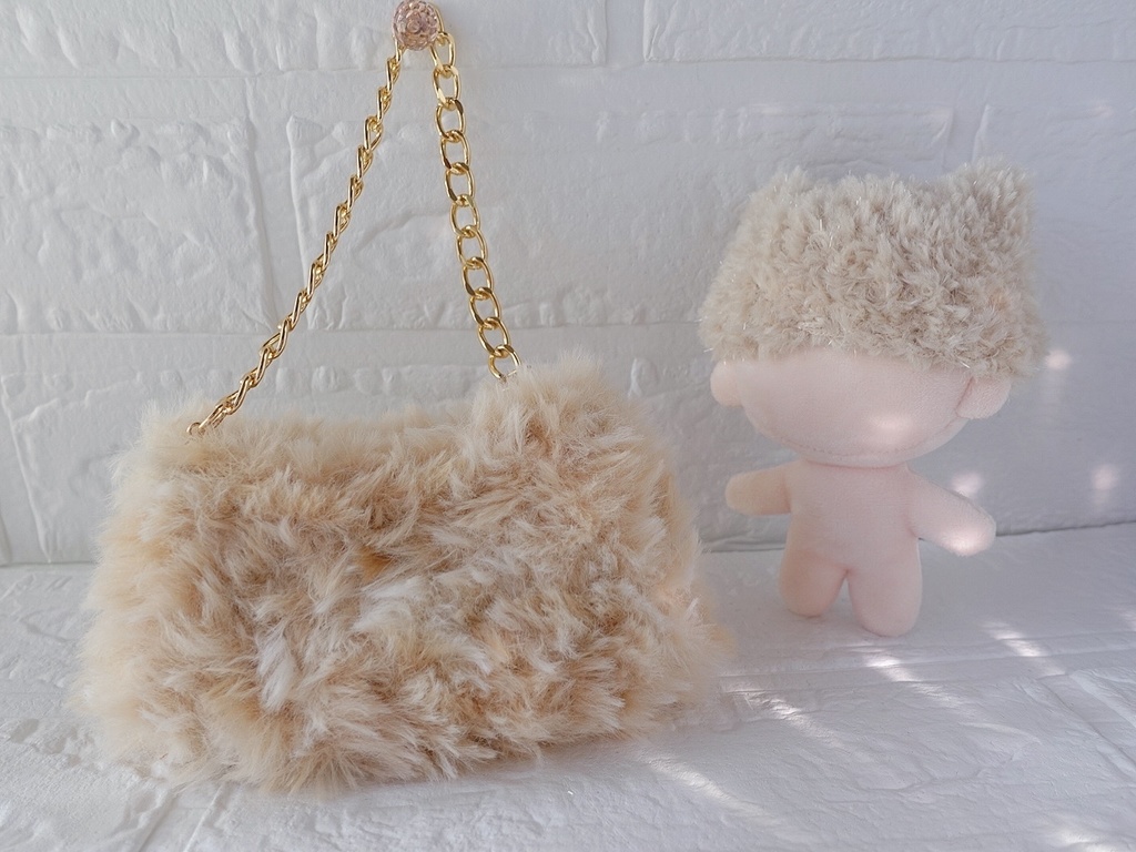手編みのぬいポーチ(ファー×ゴールド)