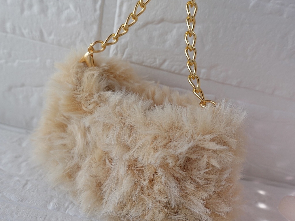 手編みのぬいポーチ(ファー×ゴールド)