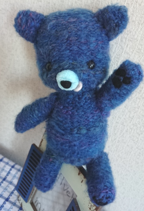 【おうちが決まりました】青いあみぐるみのクマさん