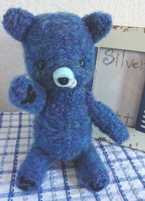 【おうちが決まりました】青いあみぐるみのクマさん
