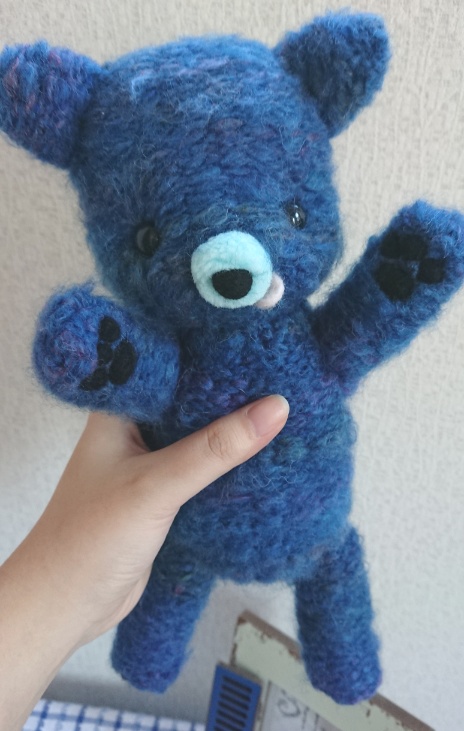 【おうちが決まりました】青いあみぐるみのクマさん