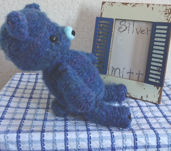 【おうちが決まりました】青いあみぐるみのクマさん