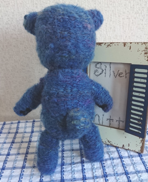 【おうちが決まりました】青いあみぐるみのクマさん