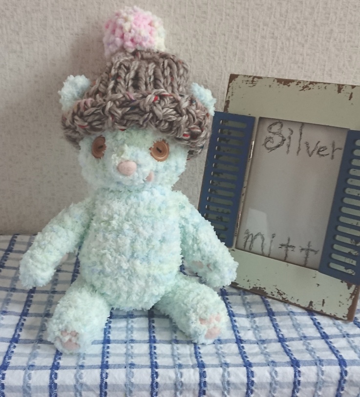【おうちが決まりました】ニット帽のあみぐるみクマさん